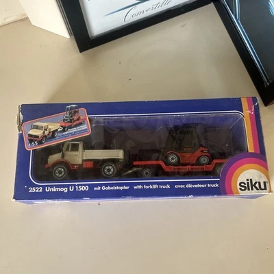 SIKU 2522 MERCEDES BENZ UNIMOG U 1500 WITH FORKLIFT TRUCK boxed - Image 1 of 4