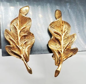 Vintage 1.75" Oscar de la Renta Goldtone Leaf Climber Clip on Earrings - Picture 1 of 6