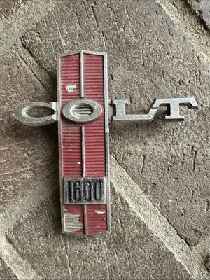 Dodge Colt 1600 1971 guardabarros delantero emblema lateral insignia logotipo placa de identificación, metal Foto 1 de 4