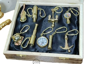 "Set Portachiavi Vintage Nautico Ottone - 9 Disegni Marittimi in Confezione Regalo Legno" - Foto 1 di 22