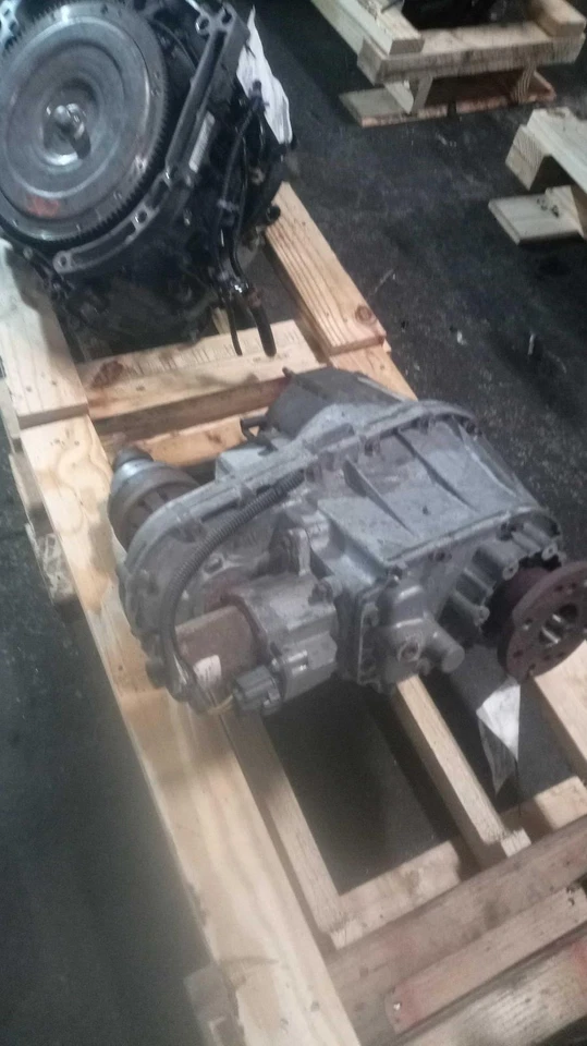 Jeep Liberty 2009 montaje de caja de transferencia OEM 52853752AA 160 k millas plateado Foto 1 de 4