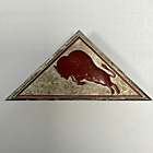C.J.F. 9, CJF insigne des bisons, triangle, métal peint, dos lisse,  Drago Paris