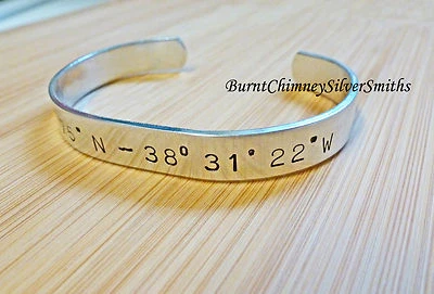 Brazalete GPS Longitude Latitude personalizado estampado a mano de aluminio 3/8" 6" o 7" Foto 1 de 3