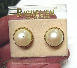 RICHELIEU PEARL PIERCED BUTTON EARRINGS NEW ON CARD 15 MM VINTAGE