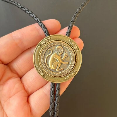 Collar de boda redondo de cuero PU con corbata de mono Balo Bolo en relieve de latón Foto 1 de 4