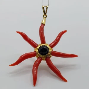 Colgante estrella en coral, coral rojo natural y cuentas de ónix, plata dorada - Imagen 1 de 12