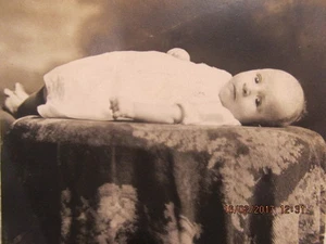 Bebé acostado en la mesa RPPC Tell City EN foto real por Hanser Studio Schneider - Imagen 1 de 3