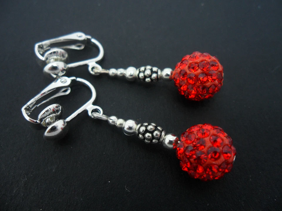 UN PAR DE PENDIENTES DE CLIP ESTILO SHAMBALLA ROJO COLGANTE. Foto 1 de 1