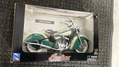 NewRay 1948 Indian Motorcycle Green 1:6 Scale Die Cast - Image 1 of 4
