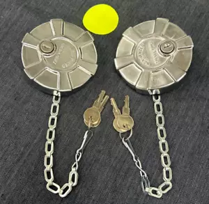 TAPPO CARBURANTE INTERNAZIONALE ALLUMINIO CROMATO NON VENTILATO BLOCCAGGIO 3" 3596576C2 LOTTO DI 2 - Foto 1 di 5