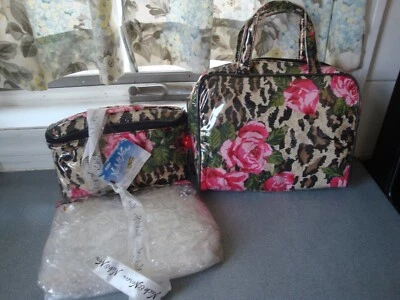 NUEVO CON ETIQUETAS NICK & NORA ACRÍLICO TRES PIEZAS JUNGLE ROSE MAQUILLAJE COSMÉTICO FUNDAS CON CREMALLERA Foto 1 de 4