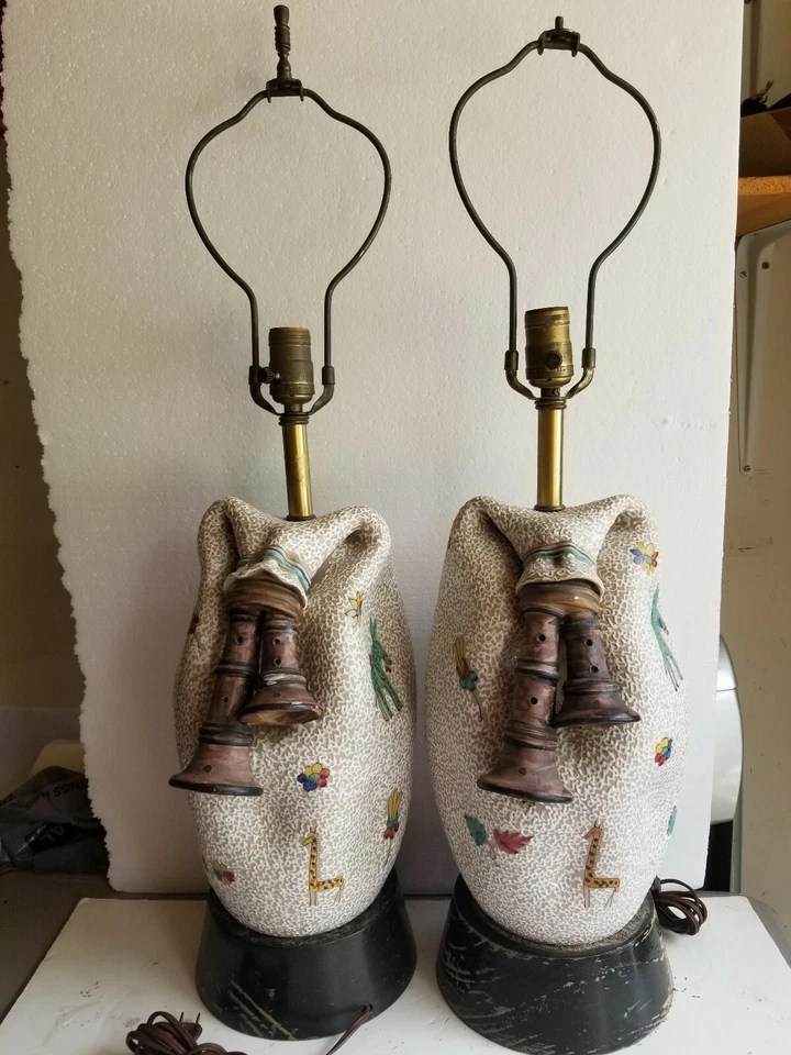 Par de lámparas de mesa italianas de cerámica esmaltada hechas a mano/pintadas MCM de 29" con temática de gaita Foto 1 de 4