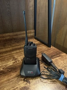 Kenwood TK-3101 UHF FM Transceiver Walker Talkie mit KSC-16 Schnellladegerät & Batt - Bild 1 von 8