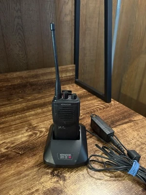 Kenwood TK-3101 UHF FM Transceiver  Walker Talkie W/ KSC-16 Rapid Charger & Batt - Image 1 of 4