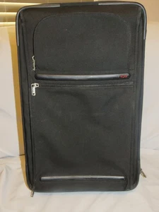 Maleta de cuatro ruedas Tumi negra 22H x 14L x 9W - Imagen 1 de 11