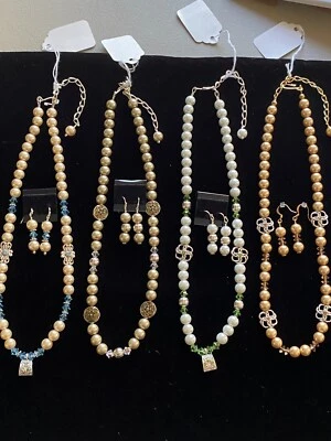 Lote 4 juegos de collar y pendientes de perlas de vidrio y hechos con Swarovski, N.08 Foto 1 de 4