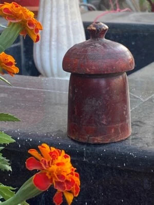 Antigua caja de madera hecha a mano de laca india pintada roja KumKum caja Tikka Foto 1 de 4