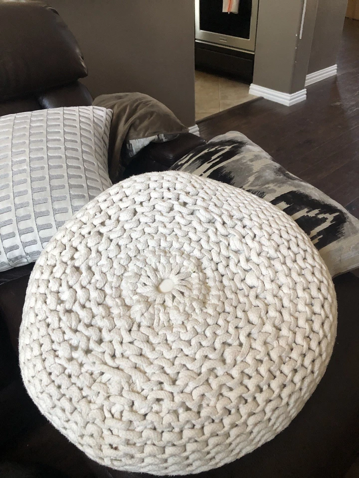 Poof grande de ganchillo crema/blanco Foto 1 de 1