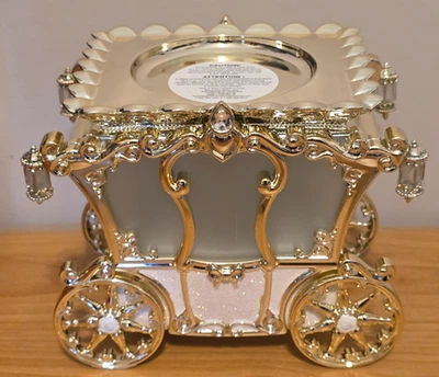 Candelabro Bath & Body Works Disney Princesa Cenicienta Carro Dorado Iluminado Foto 1 de 4