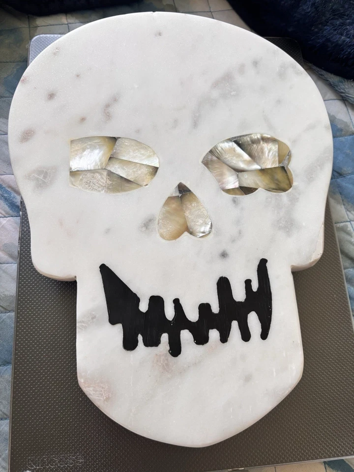 Placa de charcutaria caveira de Halloween mármore com madrepérola embutida e abalone - Imagem 1 de 4