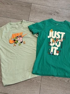 Nike T-Shirt Kids Medium Green Sportswear Graphic Animation Cartoon Sporty - Picture 1 of 4