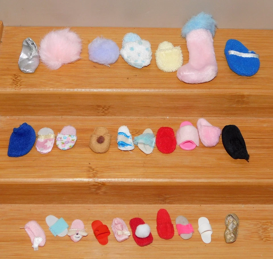 LOTE DE ZAPATILLAS DE MUÑECA CLON PELUDO DE PLÁSTICO DE COLECCIÓN ZAPATOS AÑOS 60 PARA BARBIE DAWN MADDIE MOD Foto 1 de 1