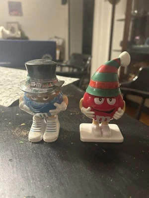 Lote de 2 adornos de caramelos de plástico M&M azules y rojos de Navidad coleccionables Foto 1 de 4