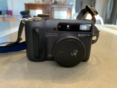 Sony Digital Camera DSC-S85 - Image 1 of 4