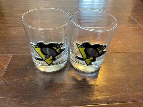 NHL Pittsburgh Penguins Game day Beer Glass set 8 oz with Pewter Logo Set of 2 Cover