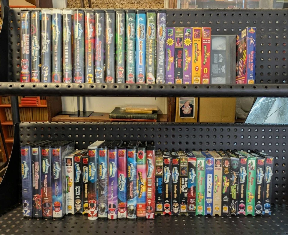 Lot of 49 Different MIGHTY MORPHIN POWER RANGERS VHS Tapes Foto 1 de 4