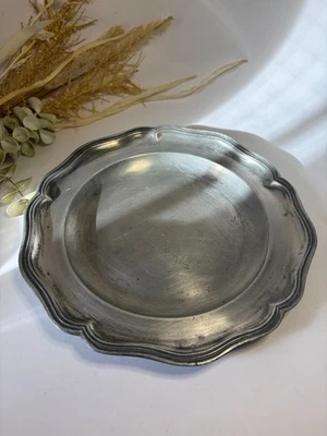 Ancienne assiette en étain massif - Poinçonnée M.B + symbole de Justice - Photo 1/4