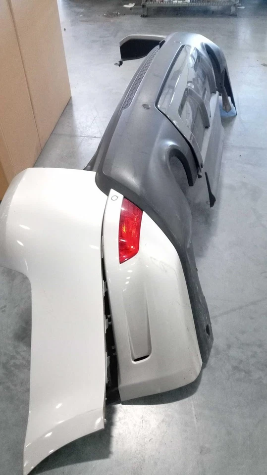 2016 Land Rover Range Rover Sport OEM Grey Bumper Assembly - Used, 4DR SUV - Imagem 1 de 4