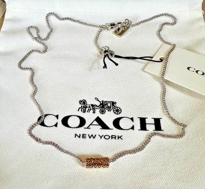 NUEVO ~ Collar Colgante Tubo Acolchado Firma Coach con Bolsa, Nuevo con Etiquetas Foto 1 de 4