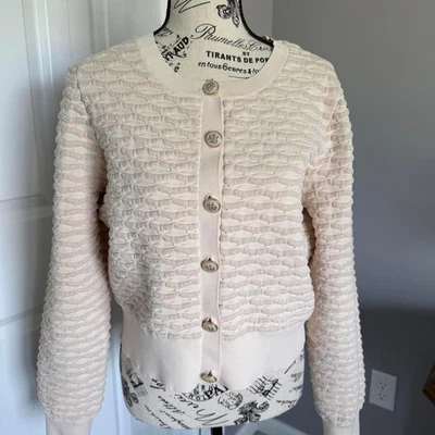 Suéter cárdigan de diseñador crema texturizado/acanalado dorado abotonado manga larga elegante Foto 1 de 4