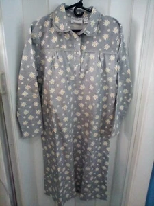 NEW Country Store 100% Cotton Flannel Nightgown Gray With White Daisies Medium - Picture 1 of 9