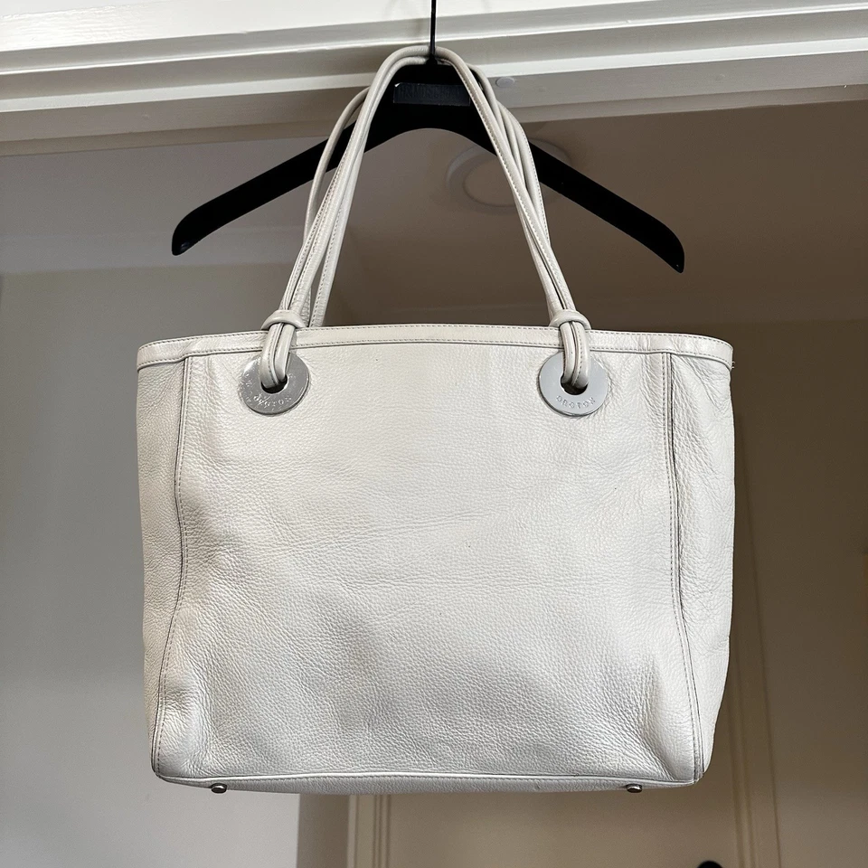 Bolso grande de hombro TOTE de cuero beige oroton plateado con hebillas de orotón en la parte delantera en muy buena condición Foto 1 de 4