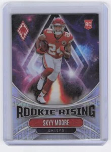2022 Panini Phoenix Skyy Moore Rookie Rising #RIS-10 RC Chiefs - Picture 1 of 2
