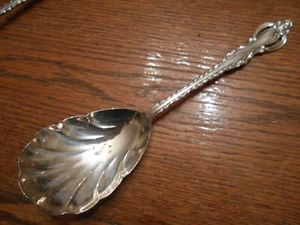 International Deep Silver 1969 COUNTESS Pattern Berry Casserole Serve Spoon 7483 - Picture 1 of 3