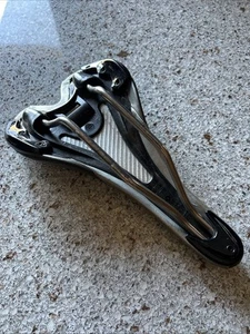 fi'zi:k Aliante BLACK Saddle TITANIO Ti Rails 140mm wide x 265mm long. 266gm - Picture 1 of 7