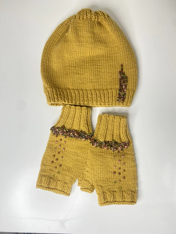 El sombrero y los guantes están hechos a mano y decorados con bordados de cuentas Foto 1 de 4