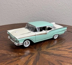 1957 Ford Fairlane 500 1:25 Assembled Model Car – Two-Tone Green/Cream - Picture 1 of 7