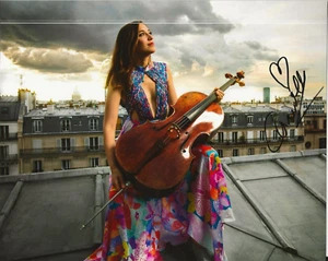 Foto #3 autografiada por el violonchelista Camille Thomas firmada a mano real con certificado de autenticidad - Imagen 1 de 2