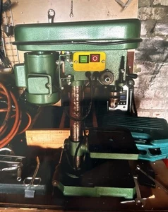 Eine sehr alte Bohrmaschine - Bild 1 von 2