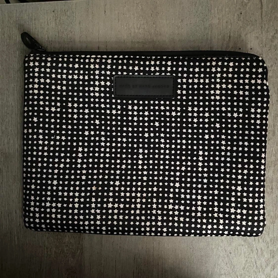 Funda Tablet Marc by Marc Jacobs Estrellas Blanco y Negro Cremallera Tecnología Foto 1 de 4