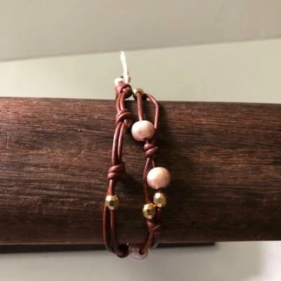 CHAN LUU NAT. PULSERA DOBLE HEBRA PERLA ROSA, CUENTAS DE ORO, CUERO MARRÓN NAT Foto 1 de 4