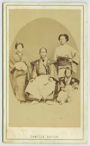 CDV circa 1870 Camille Brion à Marseille. Samouraï et sa famille. Japon. Japan. - Imagen 1 de 1