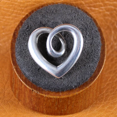 Colgante retirado James Avery CUERDAS CORAZÓN FLOTANTE Plata de Ley 1" Largo Foto 1 de 4