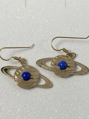 Pendientes colgantes Wild Bryde tono dorado Saturno celestial francés firmados Foto 1 de 4