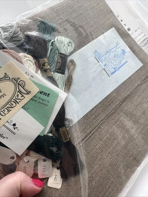 Kit de muestra de personajes coloniales patrón punto de cruz contenido corazones tela DMC Foto 1 de 3