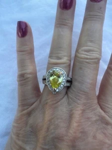 Anillo de cóctel de plata esterlina lágrima amarillo piedra talla 7 firmado 925 circonita cúbica 8,3 g - Imagen 1 de 9